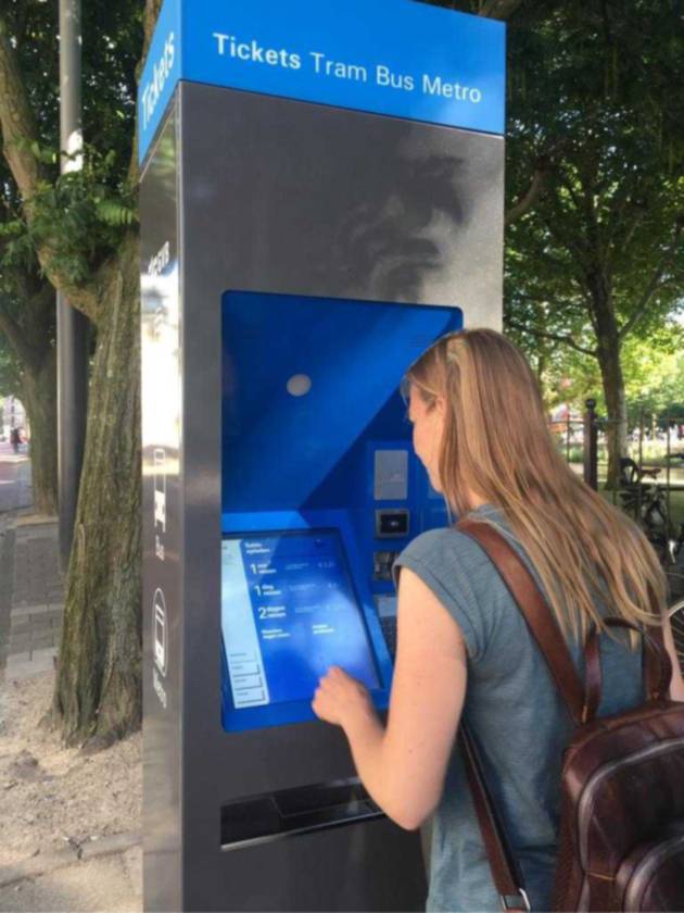 Nieuwe GVB ticket automaat in straatbeeld