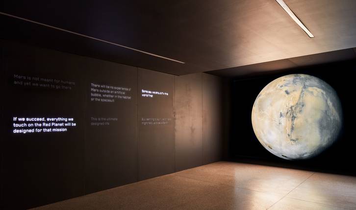 Ingang tentoonstelling Moving to Mars Design Museum. Visitor experience design by Fabrique.