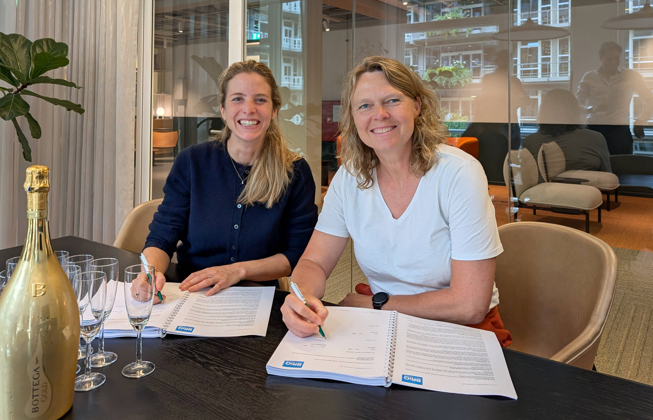 Wietske at the signing of the rental contract for the Groot Handelsgebouw.